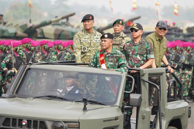 Panglima TNI Jenderal TNI Agus Subiyanto bersama Menteri Pertahanan Sjafrie Sjamsoeddin meninjau langsung gladi bersih Upacara Gelar Pasukan Operasional dan Kehormatan Militer di Lapangan Udara Suparlan, Pusdiklatpassus, Batujajar, Kabupaten Bandung Barat, Jumat (8/8/2025). [Dok. TNI]